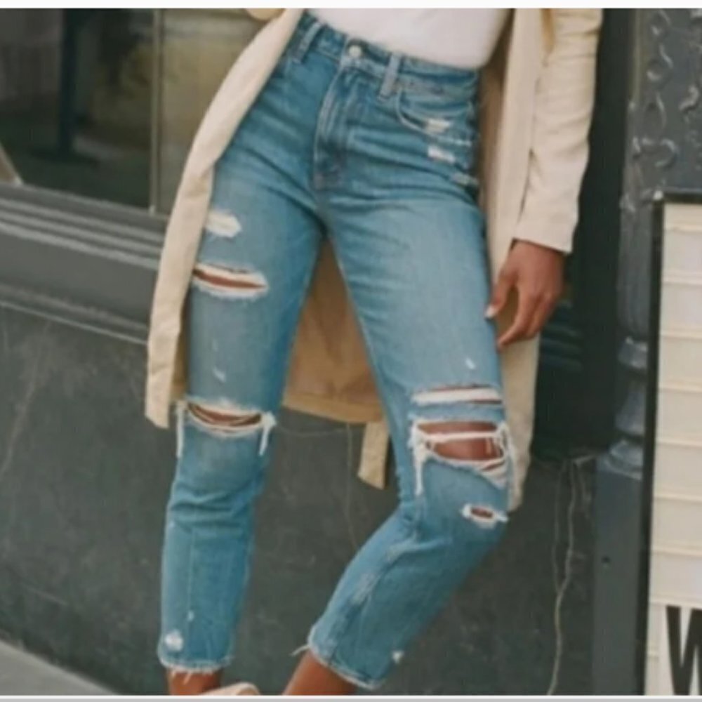 Abercrombie & Fitch The‎ Mom High Rise Distressed 27/4 SHORT